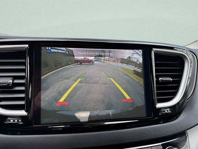 Used 2024 Chrysler Pacifica Touring-L FWD image 9