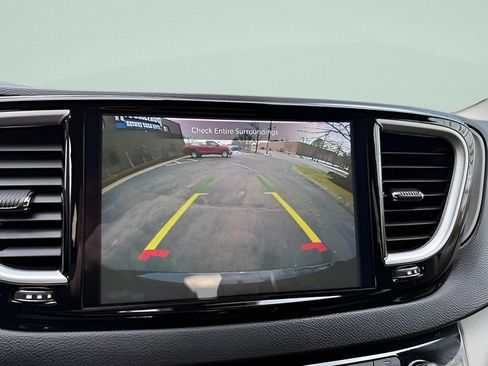 Used 2024 Chrysler Pacifica Touring-L FWD image 9