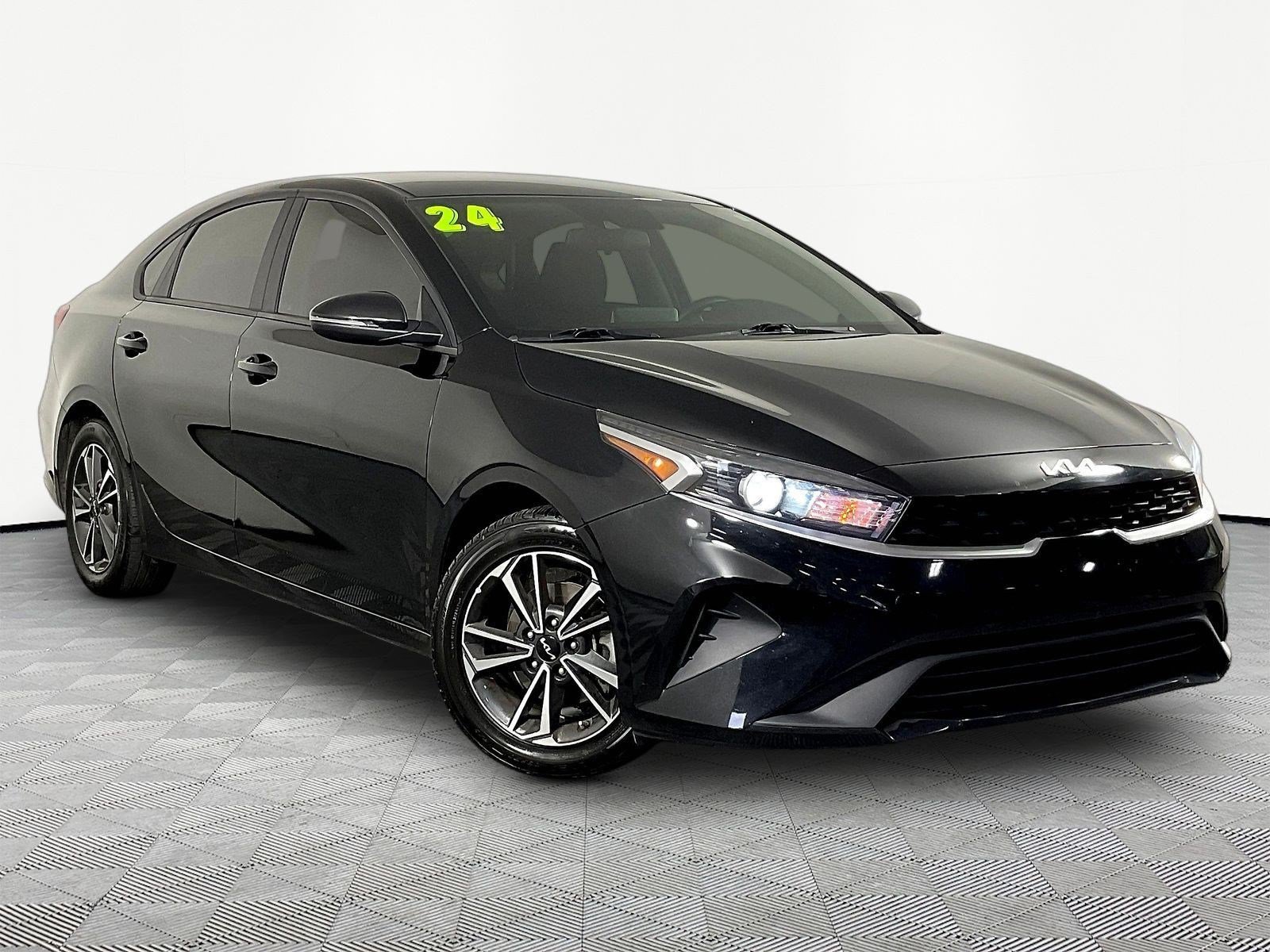Used 2024 Kia Forte LXS w/ LXS Technology Package FWD image 3