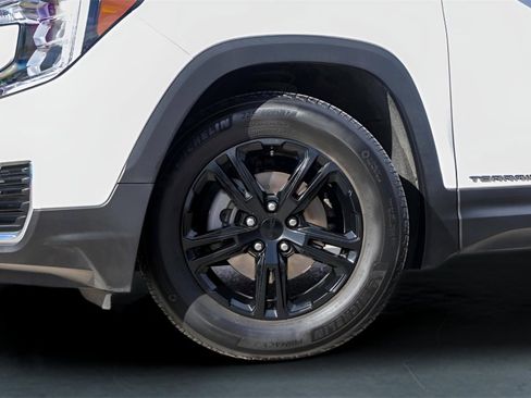 Used 2023 GMC Terrain SLE w/ Driver Convenience Package image 4