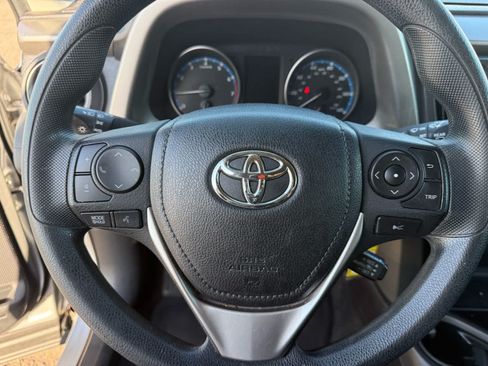 Used 2018 Toyota RAV4 LE FWD image 20