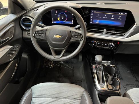 Used 2025 Chevrolet Trax LT FWD image 33