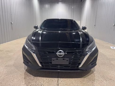 Used 2024 Nissan Altima 2.5 SV FWD image 3