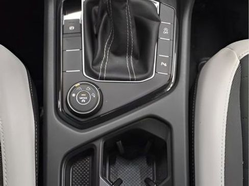 Used 2025 Volkswagen Taos SE AWD/4WD image 28