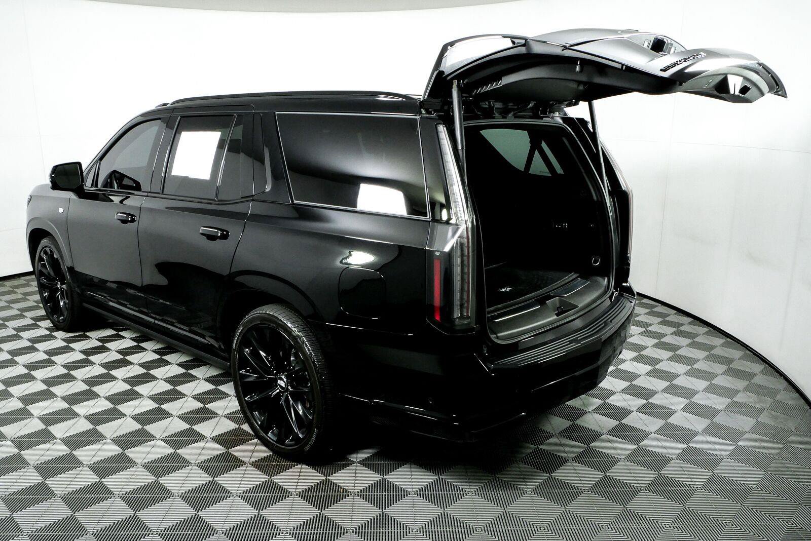 Used 2025 Cadillac Escalade Sport Platinum w/ LPO, ONYX Package AWD/4WD image 38