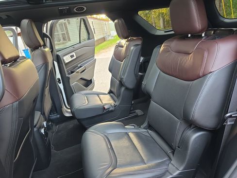 Used 2022 Ford Explorer Platinum w/ Equipment Group 601A image 16