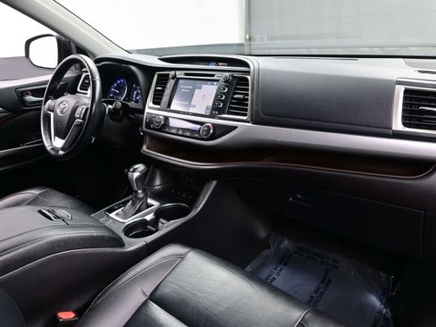 Used 2019 Toyota Highlander XLE image 15
