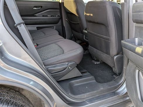 Used 2022 Nissan Pathfinder SV image 19