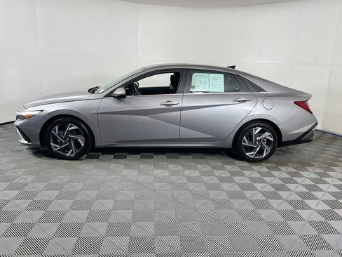 Used 2025 Hyundai Elantra SEL FWD image 2