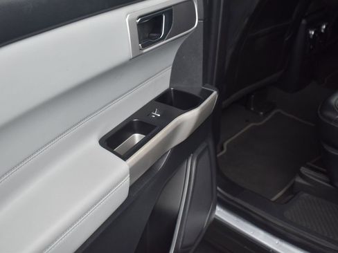 Used 2022 Ford Explorer XLT w/ Equipment Group 202A image 9