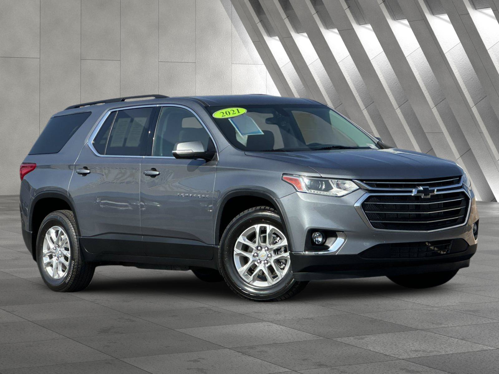 Used 2021 Chevrolet Traverse LT FWD image 1