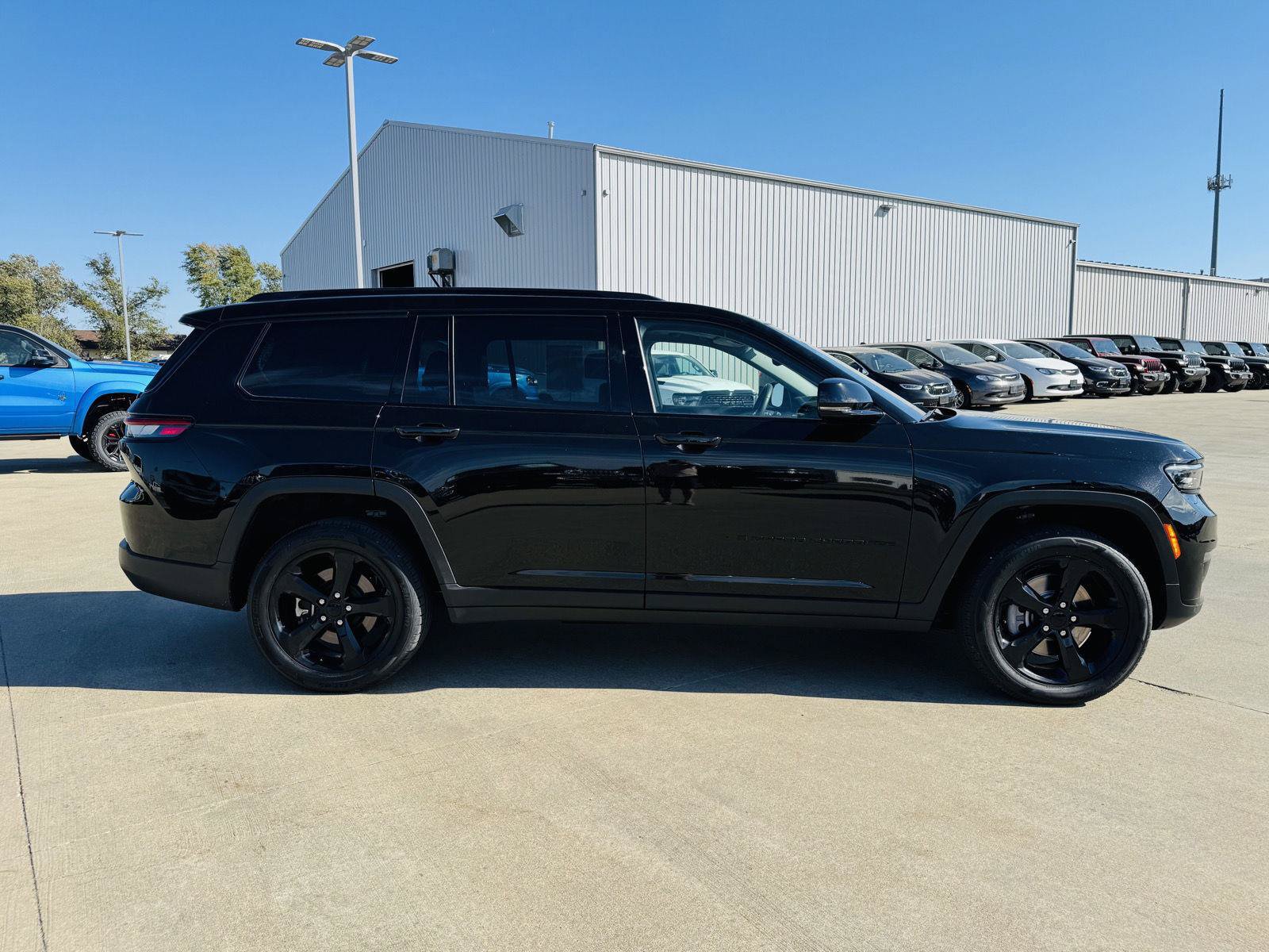 Used 2023 Jeep Grand Cherokee L Limited w/ Black Appearance Package AWD/4WD image 45
