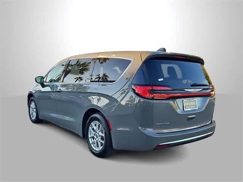 Used 2023 Chrysler Pacifica Touring-L image 6