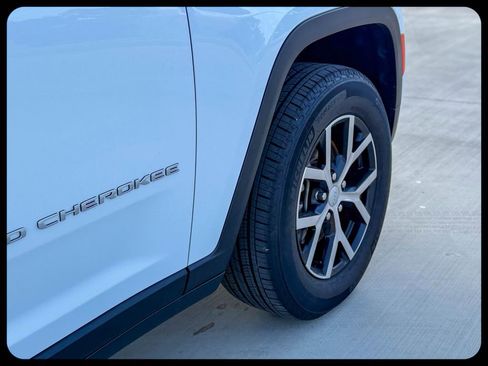 Used 2025 Jeep Grand Cherokee L Limited RWD image 7