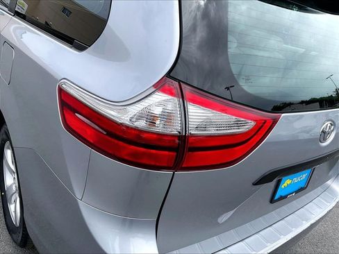 Used 2017 Toyota Sienna L FWD image 32