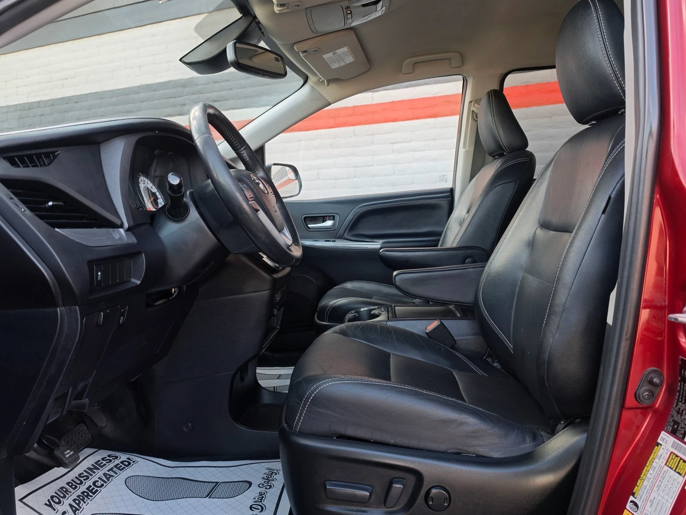 Used 2018 Toyota Sienna SE FWD image 31