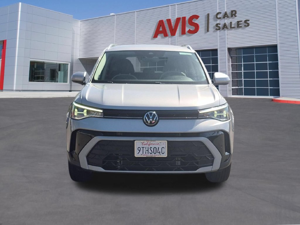 Used 2025 Volkswagen Taos SE AWD/4WD image 2