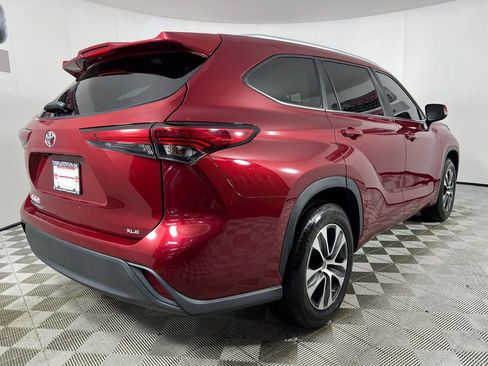 Used 2023 Toyota Highlander XLE FWD image 4