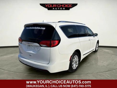 Used 2018 Chrysler Pacifica Touring-L image 5