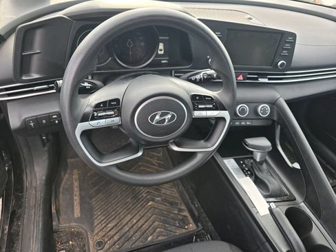 Used 2021 Hyundai Elantra SE FWD image 15