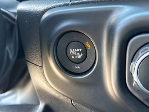 Certified 2023 Jeep Gladiator Sport image 28