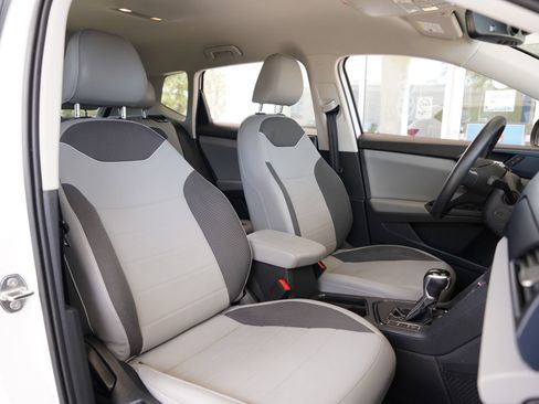 Certified 2023 Volkswagen Taos SE w/ Black Wheel Package FWD image 18