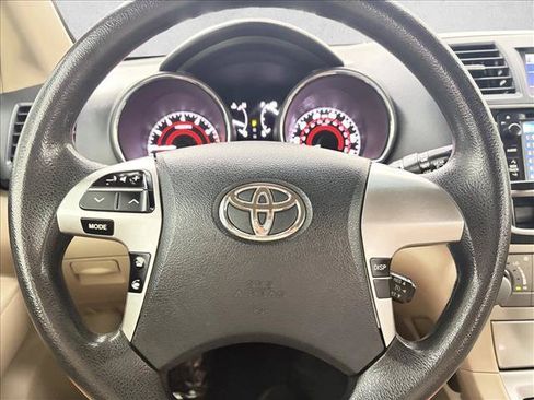 Used 2013 Toyota Highlander FWD w/ Cold Weather Pkg image 8