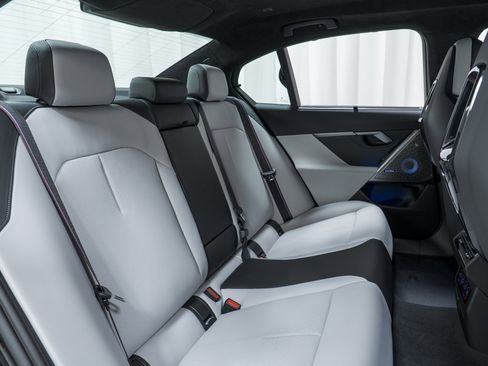 Used 2026 BMW M5 w/ Carbon Package image 25