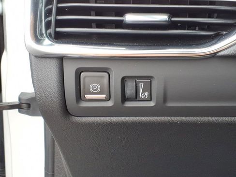 Used 2022 Cadillac XT4 Premium Luxury w/ Enhanced Visibility Package FWD image 17