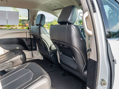 Used 2024 Chrysler Pacifica Touring-L image 13