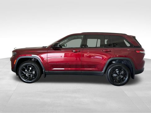 Used 2025 Jeep Grand Cherokee Altitude w/ MOPAR Finishing Package AWD/4WD image 2