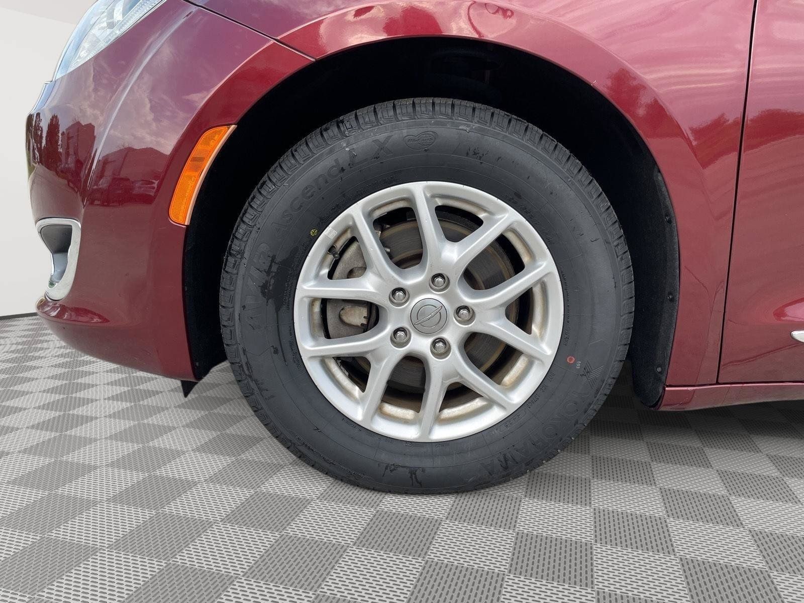 Used 2020 Chrysler Pacifica Touring-L FWD image 7
