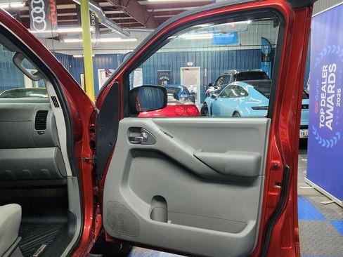 Used 2014 Nissan Frontier SV image 16