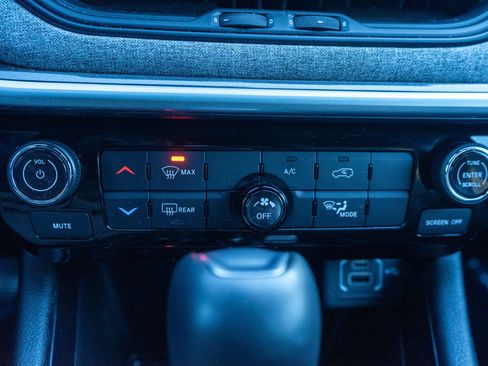 Used 2023 Jeep Compass Latitude image 19