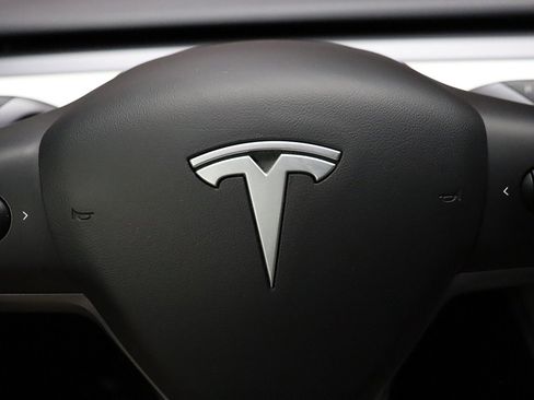 Used 2023 Tesla Model 3 Standard Range image 39