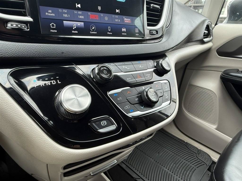Used 2023 Chrysler Pacifica Touring-L FWD image 22