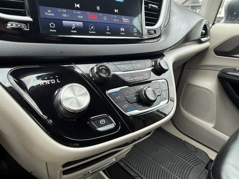 Used 2023 Chrysler Pacifica Touring-L FWD image 22