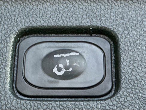 Used 2018 Ford Explorer XLT w/ Equipment Group 201A FWD image 31