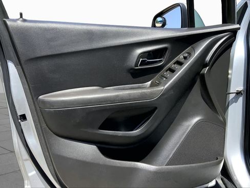 Used 2017 Chevrolet Trax LT w/ LT Convenience Package FWD image 22