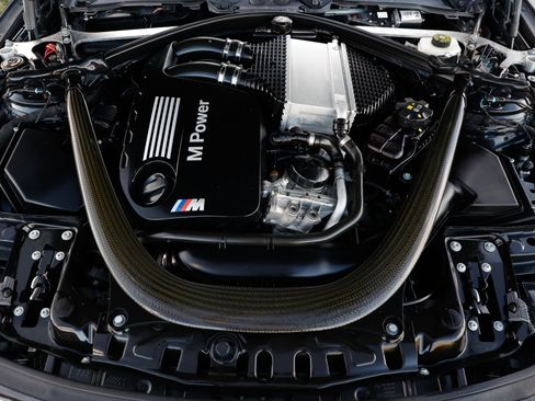 Used 2016 BMW M4 Convertible image 23