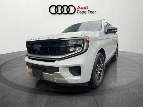Used 2025 Ford Expedition Platinum AWD/4WD image 1