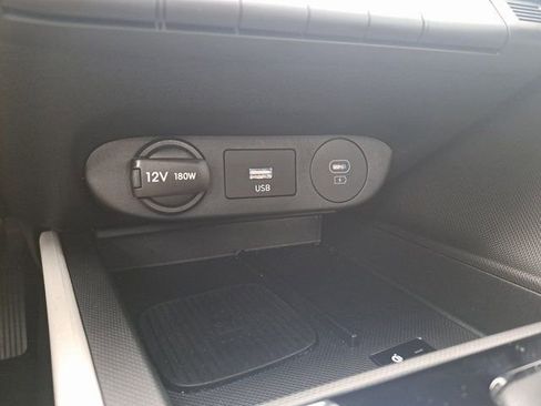 Used 2025 Hyundai Elantra Limited image 21