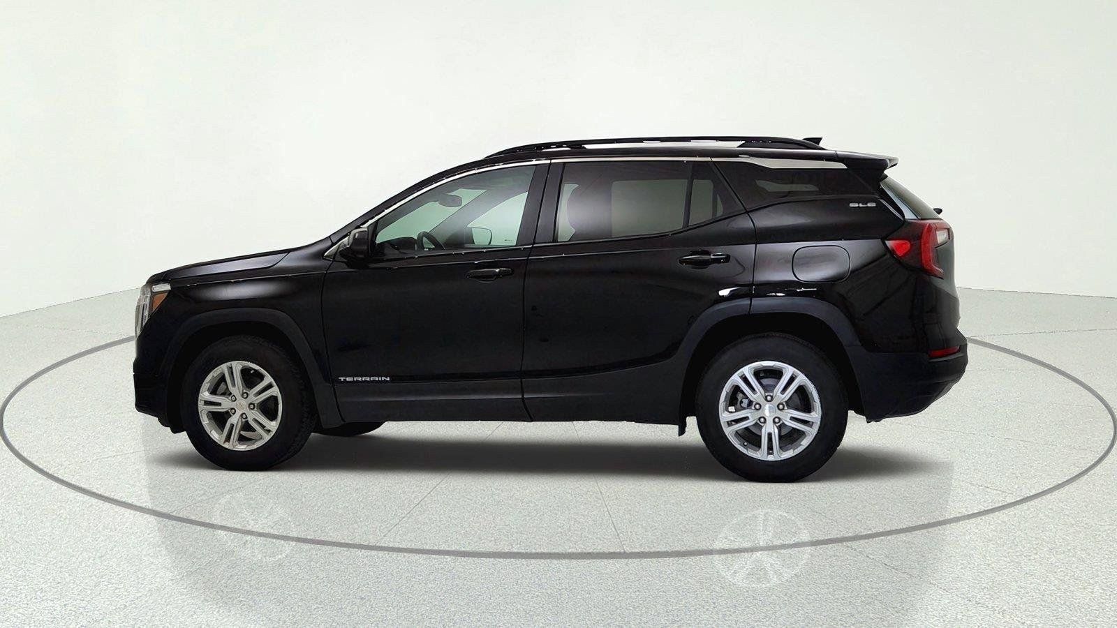 Used 2023 GMC Terrain SLE w/ Driver Convenience Package AWD/4WD image 4