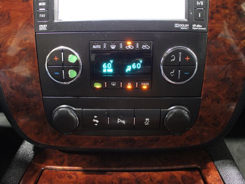 Used 2013 Chevrolet Avalanche LTZ AWD/4WD image 16