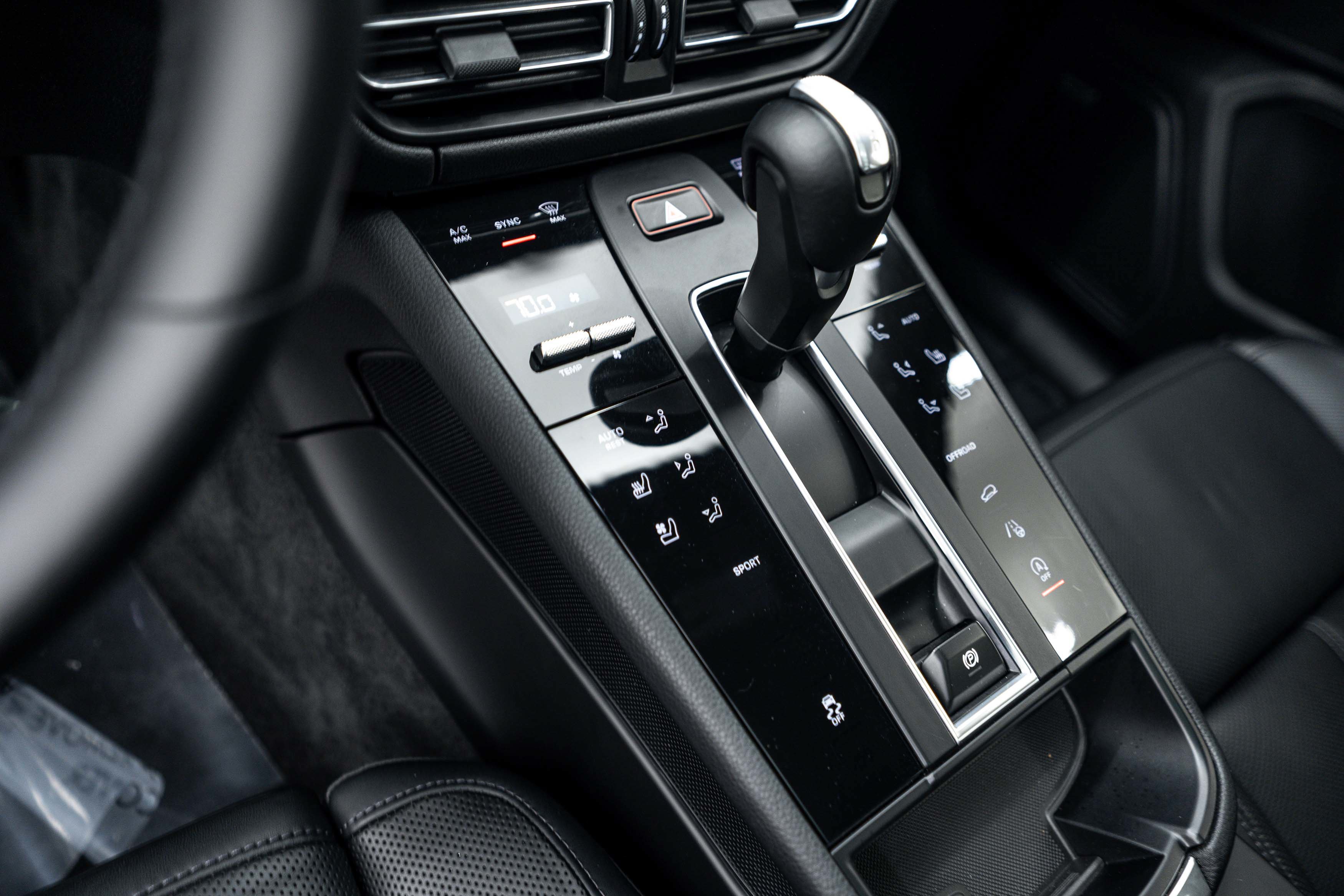 Certified 2024 Porsche Macan AWD/4WD image 14