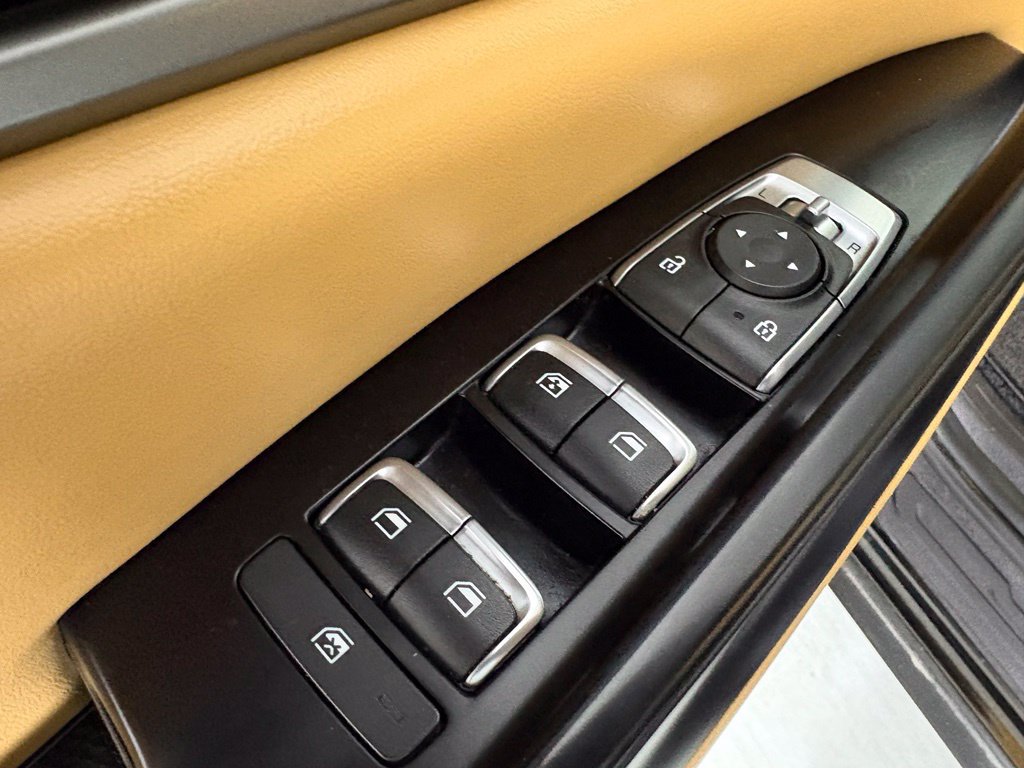 Used 2022 Kia Carnival LX FWD image 19