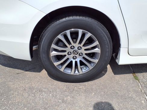 Used 2020 Toyota Sienna XLE FWD image 28