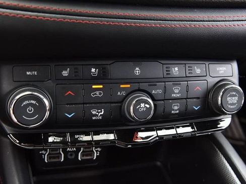 Used 2024 Dodge Durango GT AWD/4WD image 16