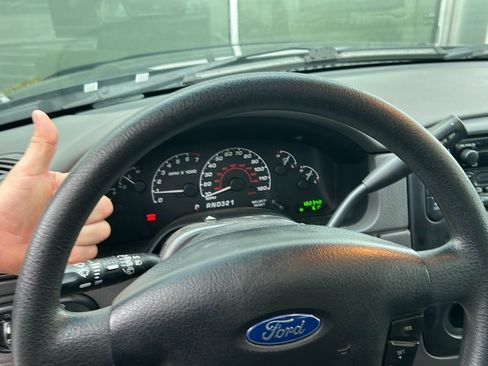 Used 2002 Ford Explorer XLT image 3