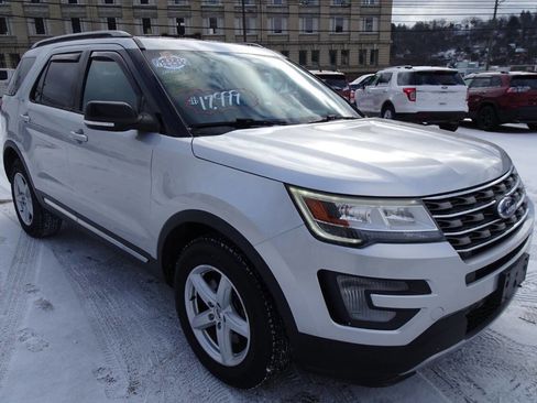 Used 2017 Ford Explorer XLT image 4